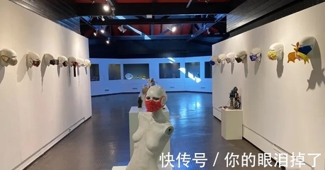 荷兰的口罩也玩得很艺术,小型创意口罩展揭幕